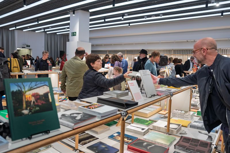 
             Assistents observant els llibres i altres productes exposats a la inauguració...
             Autor: Laura Guerrero
             Mostra els detalls de la imatge Assistents observant els llibres i altres productes exposats a la inauguració...
             