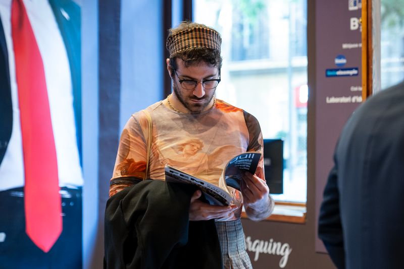 
             Un assistent a l’acte de presentació de la revista ‘Orgull’ fullejant-ne un e...
             Autor: Elena Pastor
             Mostra els detalls de la imatge Un assistent a l’acte de presentació de la revista ‘Orgull’ fullejant-ne un e...
             