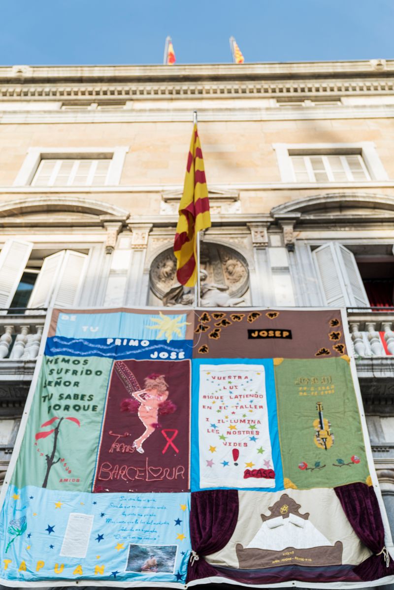 
             Façana de la Generalitat amb un gran tapís penjant de la balconada amb motiu ...
             Autor: Clara Soler Chopo
             Mostra els detalls de la imatge Façana de la Generalitat amb un gran tapís penjant de la balconada amb motiu ...
             