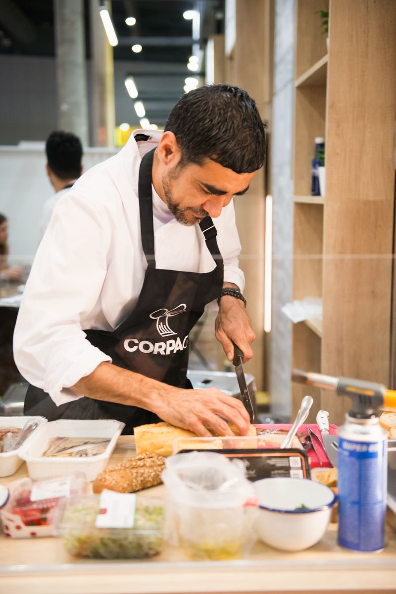 
             Un hombre trabajando en una cocina de la Feria Alimentaria 2024.
             Autor: Ceci Fimia
             Ver los detalles de la imagen Un hombre trabajando en una cocina de la Feria Alimentaria 2024.
             