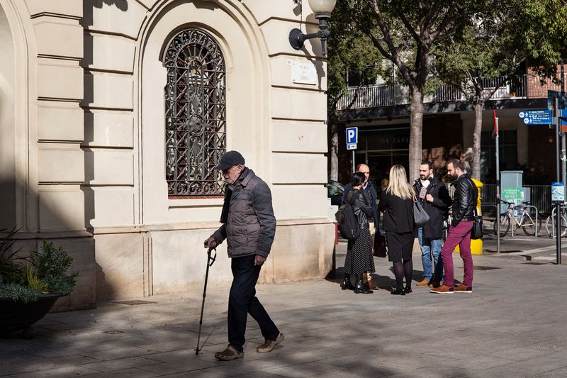 <div class='imageHoverDetail'>
             <p class='imageHoverTitle twoLineBreak'>Home gran passejant per davant la Seu del Districte de les Corts a la Plaça d...</p>
             <p class='imageHoverAutor oneLineBreak'>Autor: Paola de Grenet</p>
             <button class='imageHoverBtn'>Mostra els detalls de la imatge <span class='sr-only'>Home gran passejant per davant la Seu del Districte de les Corts a la Plaça d...</span></button>
             </div>