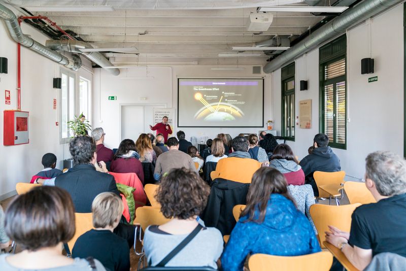 
             Asistentes a los talleres "Dónde conocer los recursos para una ciudad más sos...
             Autor: Mariona Gil
             Ver los detalles de la imagen Asistentes a los talleres "Dónde conocer los recursos para una ciudad más sos...
             