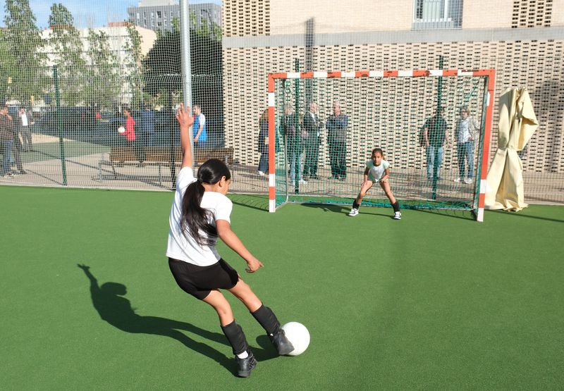 
             Una niña chuta a portería en el Complejo Deportivo Francesc Abad, el día de l...
             Autor: Andreu Puig
             Ver los detalles de la imagen Una niña chuta a portería en el Complejo Deportivo Francesc Abad, el día de l...
             