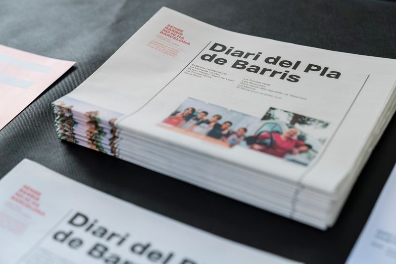 <div class='imageHoverDetail'>
             <p class='imageHoverTitle twoLineBreak'>Fullets de l’exposició “Setze barris. Mil ciutats”. Fotografies per a altres ...</p>
             <p class='imageHoverAutor oneLineBreak'>Autor: Carlota Serarols</p>
             <button class='imageHoverBtn'>Mostra els detalls de la imatge <span class='sr-only'>Fullets de l’exposició “Setze barris. Mil ciutats”. Fotografies per a altres ...</span></button>
             </div>