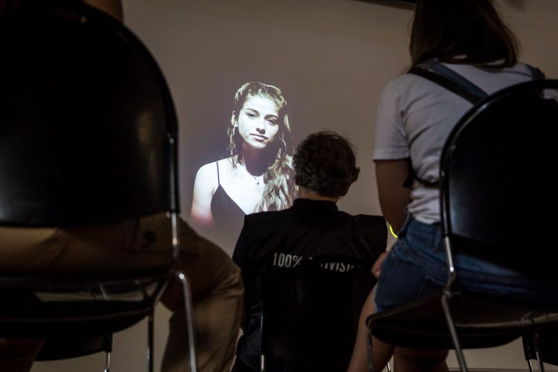 <div class='imageHoverDetail'>
             <p class='imageHoverTitle twoLineBreak'>Públic assistent a una projecció que té lloc al Centre Cívic La Farinera del ...</p>
             <p class='imageHoverAutor oneLineBreak'>Autor: Pere Virgili</p>
             <button class='imageHoverBtn'>Mostra els detalls de la imatge <span class='sr-only'>Públic assistent a una projecció que té lloc al Centre Cívic La Farinera del ...</span></button>
             </div>