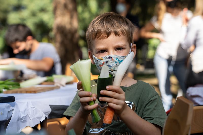 
             Un niño mostrando las vajillas comestibles que ha hecho durante el taller org...
             Autor: Mariona Gil
             Ver los detalles de la imagen Un niño mostrando las vajillas comestibles que ha hecho durante el taller org...
             