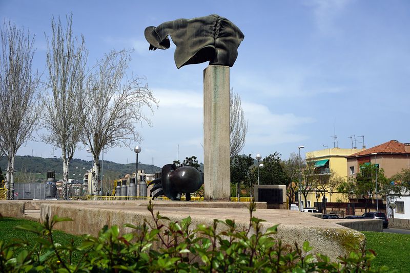 <div class='imageHoverDetail'>
             <p class='imageHoverTitle twoLineBreak'>Monument a les Brigades Internacionals</p>
             <p class='imageHoverAutor oneLineBreak'>Autor: Vicente Zambrano González</p>
             <button class='imageHoverBtn'>Mostra els detalls de la imatge <span class='sr-only'>Monument a les Brigades Internacionals</span></button>
             </div>