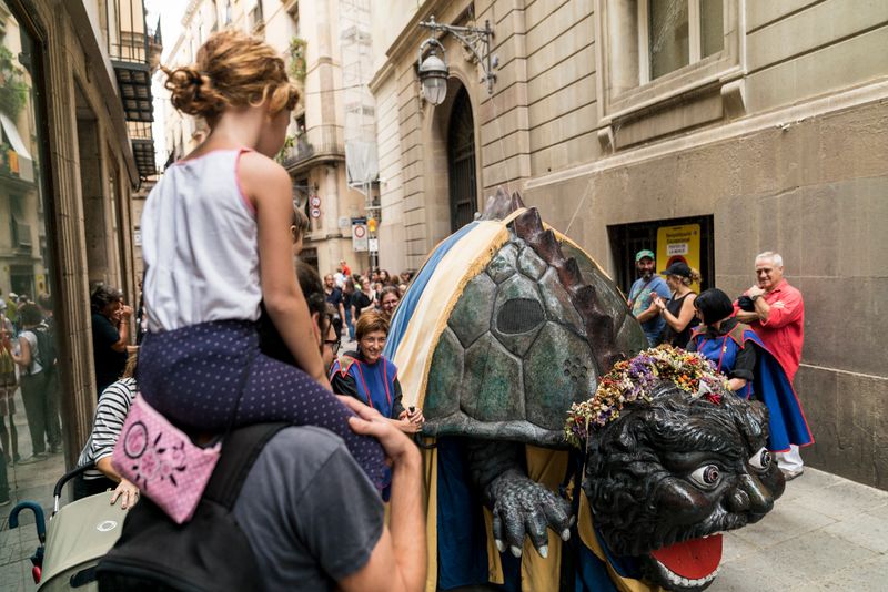 <div class='imageHoverDetail'>
             <p class='imageHoverTitle twoLineBreak'>Diada de la Mercè.  Públic mirant la cercavila al pas de la Tarasca de Barcelona</p>
             <p class='imageHoverAutor oneLineBreak'>Autor: Carlota Serarols</p>
             <button class='imageHoverBtn'>Mostra els detalls de la imatge <span class='sr-only'>Diada de la Mercè.  Públic mirant la cercavila al pas de la Tarasca de Barcelona</span></button>
             </div>