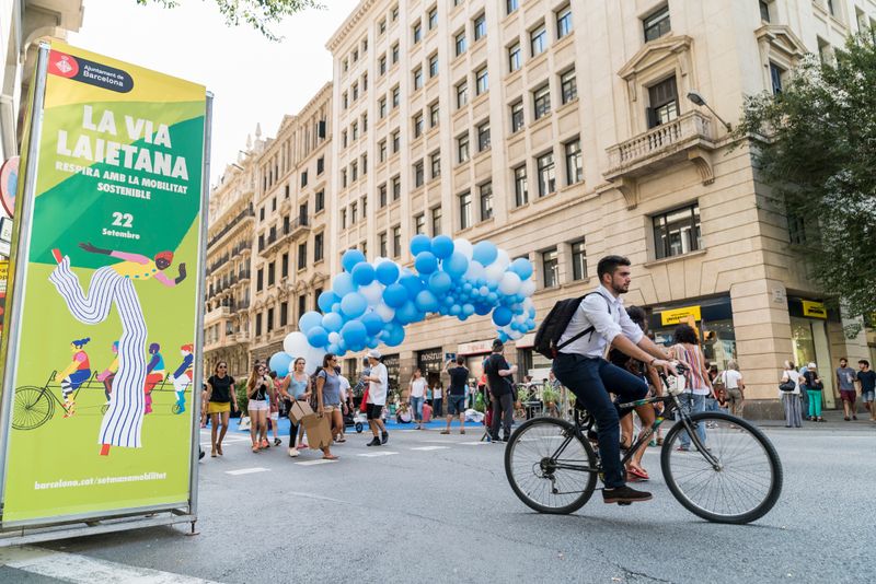 
             Cartell anunciant les activitats a Via Laietana de la Mercè Respira
             Autor: Carlota Serarols
             Mostra els detalls de la imatge Cartell anunciant les activitats a Via Laietana de la Mercè Respira
             
