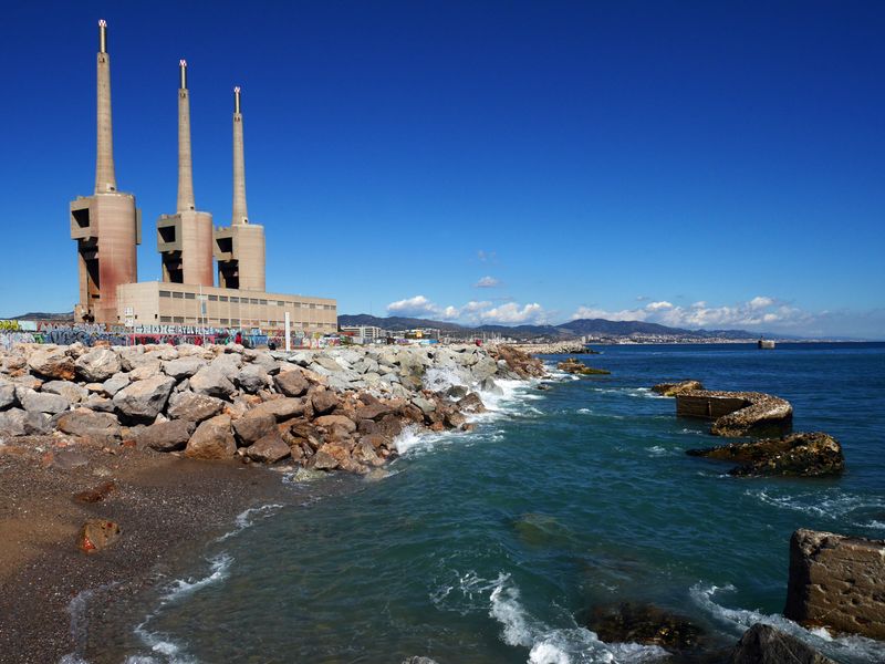 <div class='imageHoverDetail'>
             <p class='imageHoverTitle twoLineBreak'>Les Tres Xemeneis, Tèrmica de Sant Adrià de Besòs. Vista des de la platja</p>
             <p class='imageHoverAutor oneLineBreak'>Autor: Vicente Zambrano González</p>
             <button class='imageHoverBtn'>Mostra els detalls de la imatge <span class='sr-only'>Les Tres Xemeneis, Tèrmica de Sant Adrià de Besòs. Vista des de la platja</span></button>
             </div>