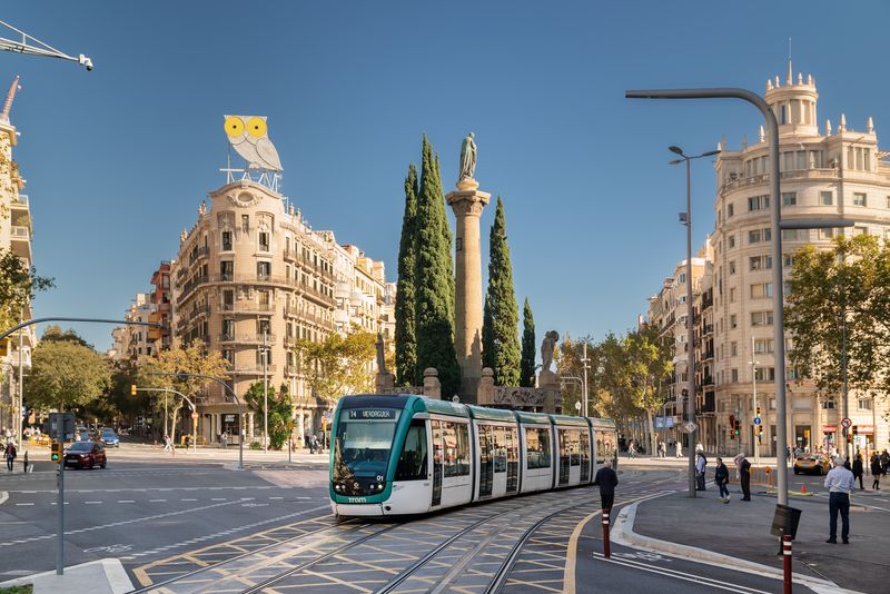 
             Un comboi del tramvia circulant a la plaça Mossèn Jacint Verdaguer
             Autor: Lucas Amillano
             Mostra els detalls de la imatge Un comboi del tramvia circulant a la plaça Mossèn Jacint Verdaguer
             