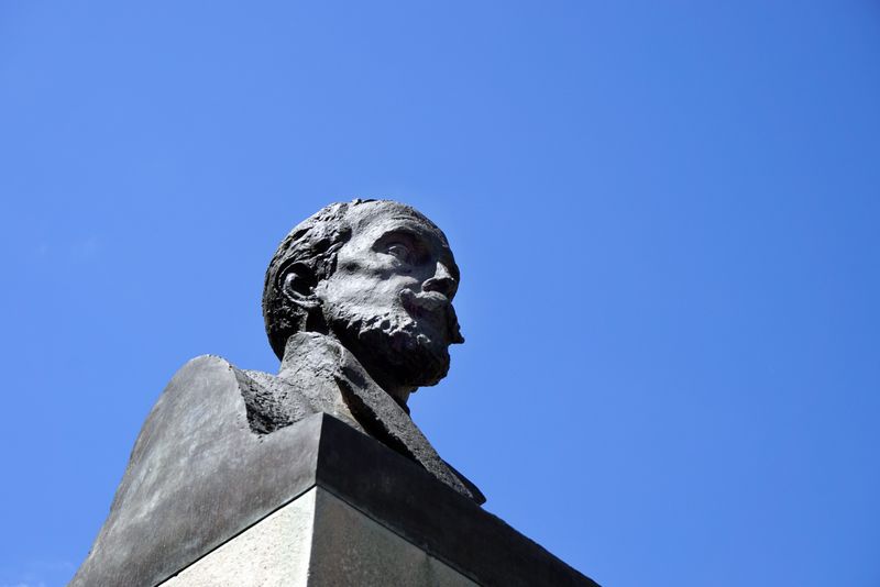 <div class='imageHoverDetail'>
             <p class='imageHoverTitle twoLineBreak'>Bust de bronze de Joan Maragall a la plaça de Molina</p>
             <p class='imageHoverAutor oneLineBreak'>Autor: Vicente Zambrano González</p>
             <button class='imageHoverBtn'>Mostra els detalls de la imatge <span class='sr-only'>Bust de bronze de Joan Maragall a la plaça de Molina</span></button>
             </div>