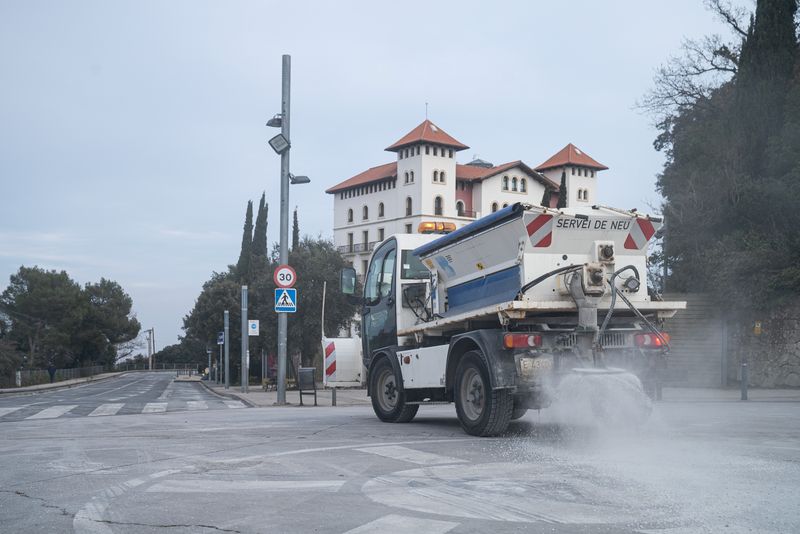 <div class='imageHoverDetail'>
             <p class='imageHoverTitle twoLineBreak'>Camió de Barcelona pel Medi Ambient que va ruixant amb sal la carretera de Va...</p>
             <p class='imageHoverAutor oneLineBreak'>Autor: Martí Petit</p>
             <button class='imageHoverBtn'>Mostra els detalls de la imatge <span class='sr-only'>Camió de Barcelona pel Medi Ambient que va ruixant amb sal la carretera de Va...</span></button>
             </div>