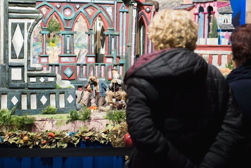 <div class='imageHoverDetail'>
             <p class='imageHoverTitle twoLineBreak'>Dues dones observen el pessebre del museu Frederic Marès</p>
             <p class='imageHoverAutor oneLineBreak'>Autor: Ceci Fimia</p>
             <button class='imageHoverBtn'>Mostra els detalls de la imatge <span class='sr-only'>Dues dones observen el pessebre del museu Frederic Marès</span></button>
             </div>