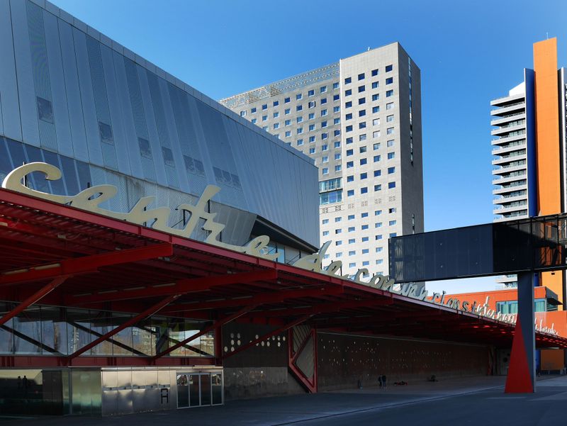 <div class='imageHoverDetail'>
             <p class='imageHoverTitle twoLineBreak'>Exterior del Centre de Convencions Internacional</p>
             <p class='imageHoverAutor oneLineBreak'>Autor: Vicente Zambrano</p>
             <button class='imageHoverBtn'>Mostra els detalls de la imatge <span class='sr-only'>Exterior del Centre de Convencions Internacional</span></button>
             </div>