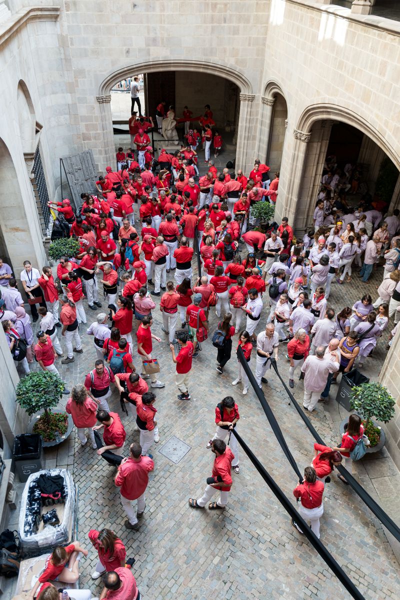 <div class='imageHoverDetail'>
             <p class='imageHoverTitle twoLineBreak'>Vista aèria del pati de l’Ajuntament de Barcelona amb les colles castelleres ...</p>
             <p class='imageHoverAutor oneLineBreak'>Autor: Ceci Fimia</p>
             <button class='imageHoverBtn'>Mostra els detalls de la imatge <span class='sr-only'>Vista aèria del pati de l’Ajuntament de Barcelona amb les colles castelleres ...</span></button>
             </div>