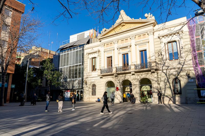 
             Seu del Districte de les Corts, a la plaça Comas.
             Autor: Júlia Arnau
             Mostra els detalls de la imatge Seu del Districte de les Corts, a la plaça Comas.
             