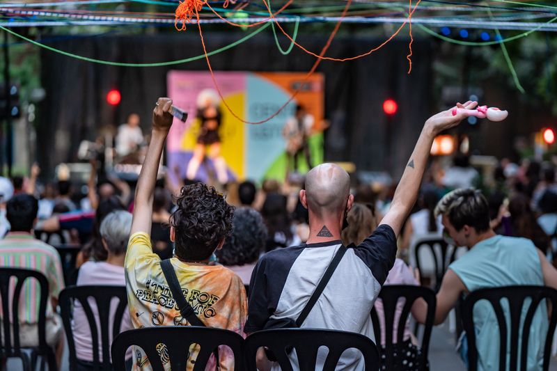 <div class='imageHoverDetail'>
             <p class='imageHoverTitle twoLineBreak'>Públic assistent a l’actuació de Luna Ki ballant asseguts amb la música duran...</p>
             <p class='imageHoverAutor oneLineBreak'>Autor: Laura Guerrero</p>
             <button class='imageHoverBtn'>Mostra els detalls de la imatge <span class='sr-only'>Públic assistent a l’actuació de Luna Ki ballant asseguts amb la música duran...</span></button>
             </div>