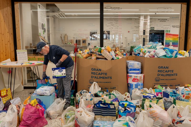 
             Un voluntari classifica els productes de necessitat bàsica del punt de recollida
             Autor: Laura Guerrero
             Mostra els detalls de la imatge Un voluntari classifica els productes de necessitat bàsica del punt de recollida
             
