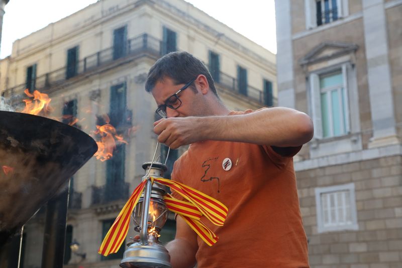 <div class='imageHoverDetail'>
             <p class='imageHoverTitle twoLineBreak'>Representant d'una associació recollint la flama del Canigó en un llum</p>
             <p class='imageHoverAutor oneLineBreak'>Autor: Laura Llach</p>
             <button class='imageHoverBtn'>Mostra els detalls de la imatge <span class='sr-only'>Representant d'una associació recollint la flama del Canigó en un llum</span></button>
             </div>