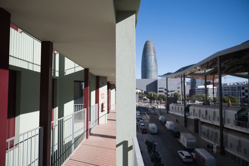 <div class='imageHoverDetail'>
             <p class='imageHoverTitle twoLineBreak'>Passadís exterior dels habitatges públics de l’Illa Glòries el dia del lliura...</p>
             <p class='imageHoverAutor oneLineBreak'>Autor: Ceci Fimia</p>
             <button class='imageHoverBtn'>Mostra els detalls de la imatge <span class='sr-only'>Passadís exterior dels habitatges públics de l’Illa Glòries el dia del lliura...</span></button>
             </div>