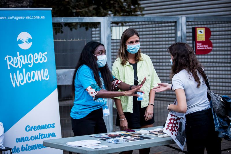 <div class='imageHoverDetail'>
             <p class='imageHoverTitle twoLineBreak'>Uns membres de Refugees Welcome informen una jove a l'estand de l'associació ...</p>
             <p class='imageHoverAutor oneLineBreak'>Autor: Pere Virgili</p>
             <button class='imageHoverBtn'>Mostra els detalls de la imatge <span class='sr-only'>Uns membres de Refugees Welcome informen una jove a l'estand de l'associació ...</span></button>
             </div>