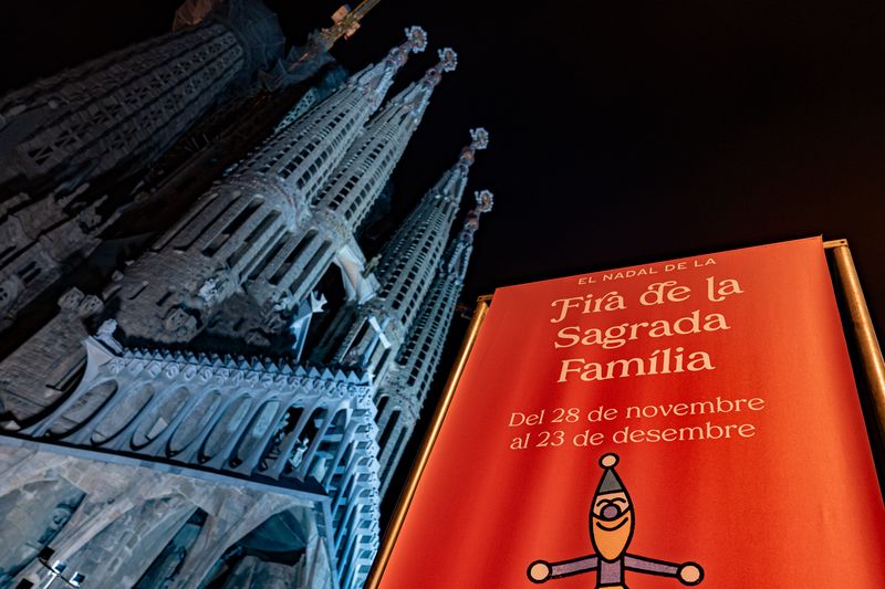 <div class='imageHoverDetail'>
             <p class='imageHoverTitle twoLineBreak'>Cartell de la Fira de la Sagrada Família al costat del temple</p>
             <p class='imageHoverAutor oneLineBreak'>Autor: Laura Guerrero</p>
             <button class='imageHoverBtn'>Mostra els detalls de la imatge <span class='sr-only'>Cartell de la Fira de la Sagrada Família al costat del temple</span></button>
             </div>