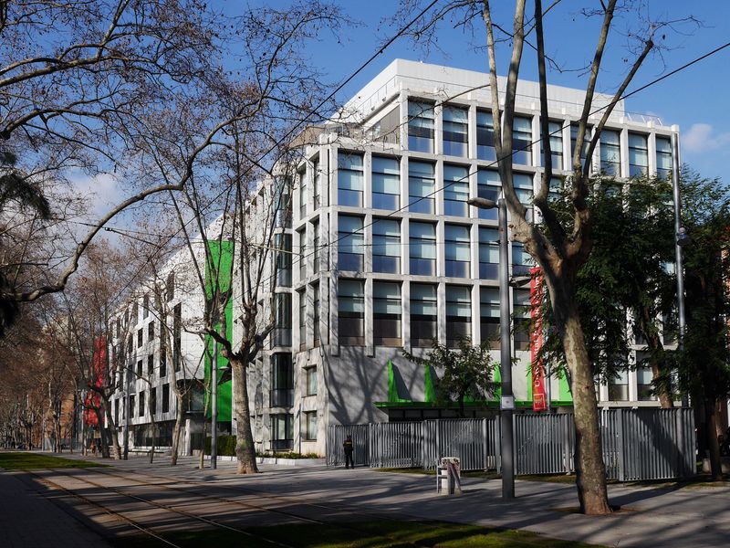 <div class='imageHoverDetail'>
             <p class='imageHoverTitle twoLineBreak'>Campus de la Ciutadella de la UPF. Edifici Mercè Rodoreda</p>
             <p class='imageHoverAutor oneLineBreak'>Autor: Vicente Zambrano González</p>
             <button class='imageHoverBtn'>Mostra els detalls de la imatge <span class='sr-only'>Campus de la Ciutadella de la UPF. Edifici Mercè Rodoreda</span></button>
             </div>