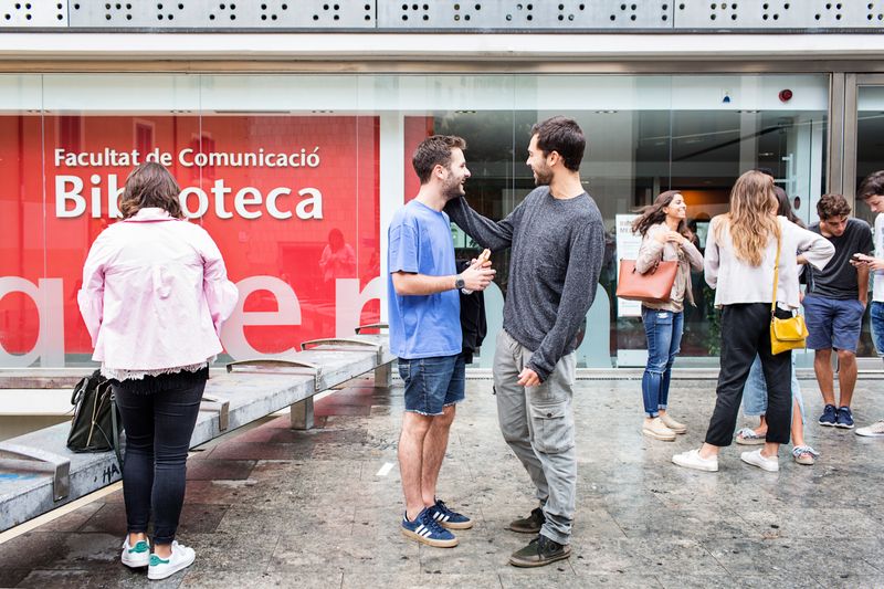 
             Universitaris a la porta de la biblioteca Blanquerna de la Facultat de Comuni...
             Autor: Paola de Grenet
             Mostra els detalls de la imatge Universitaris a la porta de la biblioteca Blanquerna de la Facultat de Comuni...
             
