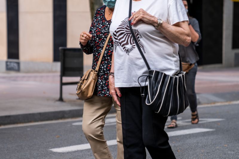 <div class='imageHoverDetail'>
             <p class='imageHoverTitle twoLineBreak'>Un parell de dones passeja amb mascareta per l'itinerari segur del passeig de...</p>
             <p class='imageHoverAutor oneLineBreak'>Autor: Clara Soler Chopo</p>
             <button class='imageHoverBtn'>Mostra els detalls de la imatge <span class='sr-only'>Un parell de dones passeja amb mascareta per l'itinerari segur del passeig de...</span></button>
             </div>