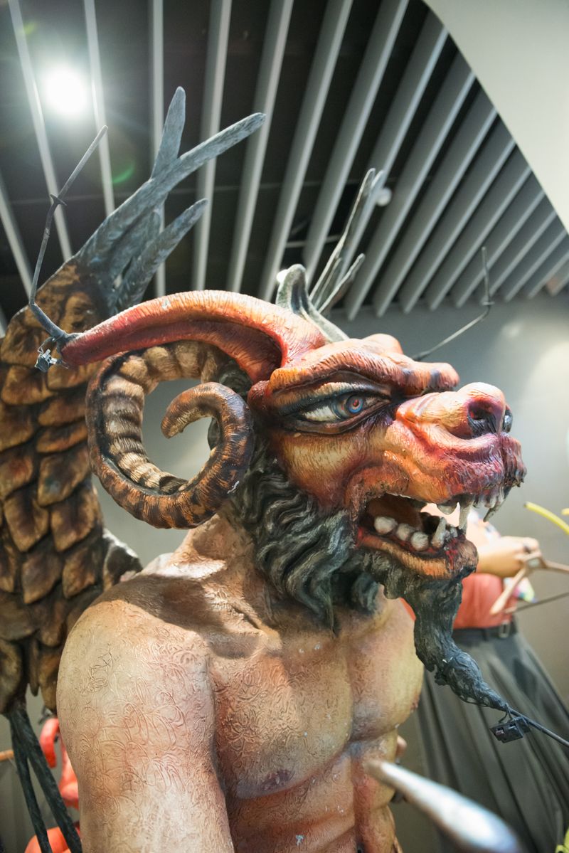 <div class='imageHoverDetail'>
             <p class='imageHoverTitle twoLineBreak'>Figura del bestiari situada a la seu del Districte de Gràcia.</p>
             <p class='imageHoverAutor oneLineBreak'>Autor: Ceci Fimia</p>
             <button class='imageHoverBtn'>Mostra els detalls de la imatge <span class='sr-only'>Figura del bestiari situada a la seu del Districte de Gràcia.</span></button>
             </div>