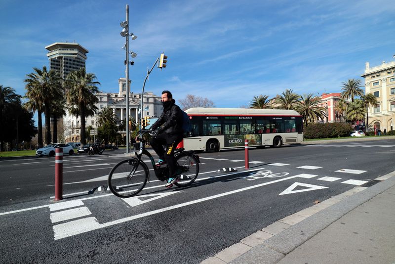 <div class='imageHoverDetail'>
             <p class='imageHoverTitle twoLineBreak'>Nou carril bici del Portal de Sant Pau. Ciclista i bus</p>
             <p class='imageHoverAutor oneLineBreak'>Autor: Vicente Zambrano González</p>
             <button class='imageHoverBtn'>Mostra els detalls de la imatge <span class='sr-only'>Nou carril bici del Portal de Sant Pau. Ciclista i bus</span></button>
             </div>