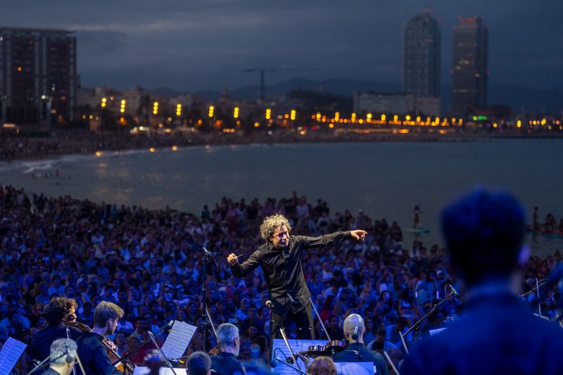 <div class='imageHoverDetail'>
             <p class='imageHoverTitle twoLineBreak'>Gustavo Dudamel dirige el concierto de “Clàssica a la platja” en el marco de ...</p>
             <p class='imageHoverAutor oneLineBreak'>Autor: Laura Guerrero</p>
             <button class='imageHoverBtn'>Ver los detalles de la imagen <span class='sr-only'>Gustavo Dudamel dirige el concierto de “Clàssica a la platja” en el marco de ...</span></button>
             </div>