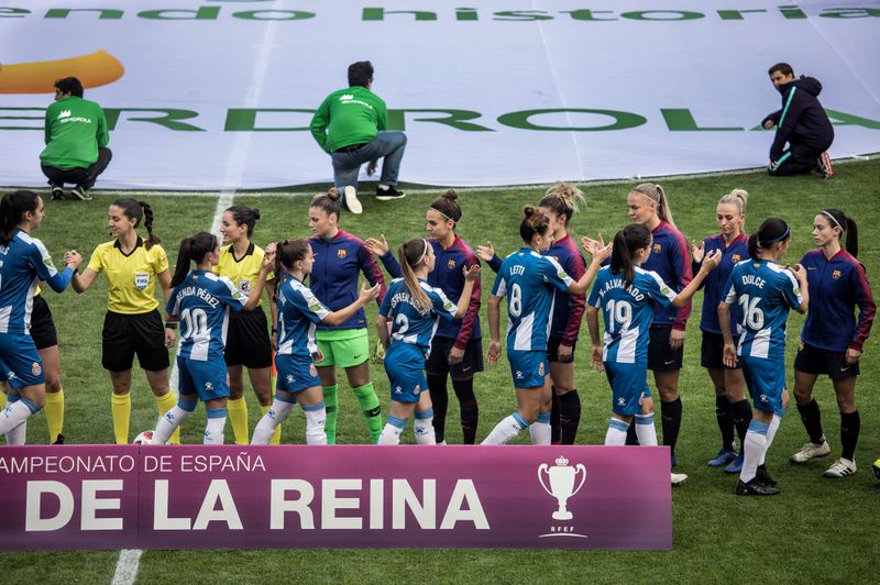 <div class='imageHoverDetail'>
             <p class='imageHoverTitle twoLineBreak'>Jugadores saludant-se a l'inici del partit</p>
             <p class='imageHoverAutor oneLineBreak'>Autor: Laura Guerrero</p>
             <button class='imageHoverBtn'>Mostra els detalls de la imatge <span class='sr-only'>Jugadores saludant-se a l'inici del partit</span></button>
             </div>