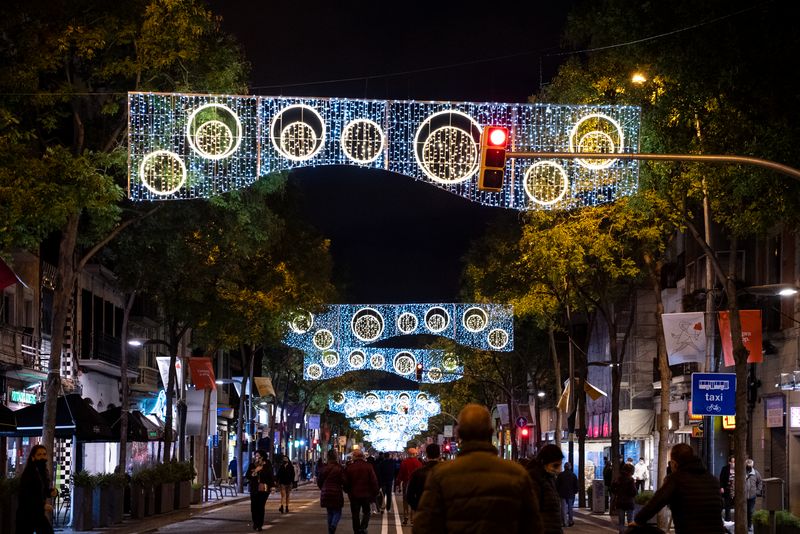 <div class='imageHoverDetail'>
             <p class='imageHoverTitle twoLineBreak'>Gent passejant pel carrer de la Creu Coberta tancat al trànsit durant l’“Obri...</p>
             <p class='imageHoverAutor oneLineBreak'>Autor: Mariona Gil</p>
             <button class='imageHoverBtn'>Mostra els detalls de la imatge <span class='sr-only'>Gent passejant pel carrer de la Creu Coberta tancat al trànsit durant l’“Obri...</span></button>
             </div>