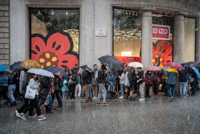 <div class='imageHoverDetail'>
             <p class='imageHoverTitle twoLineBreak'>Gent aixoplugant-se de la pedra al passeig de Gràcia durant la Diada de Sant ...</p>
             <p class='imageHoverAutor oneLineBreak'>Autor: Isaac Planella</p>
             <button class='imageHoverBtn'>Mostra els detalls de la imatge <span class='sr-only'>Gent aixoplugant-se de la pedra al passeig de Gràcia durant la Diada de Sant ...</span></button>
             </div>