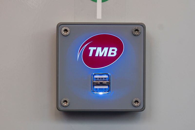 <div class='imageHoverDetail'>
             <p class='imageHoverTitle twoLineBreak'>Detall dels ports USB que permeten la càrrega de dispositius electrònics</p>
             <p class='imageHoverAutor oneLineBreak'>Autor: Carlota Serarols</p>
             <button class='imageHoverBtn'>Mostra els detalls de la imatge <span class='sr-only'>Detall dels ports USB que permeten la càrrega de dispositius electrònics</span></button>
             </div>