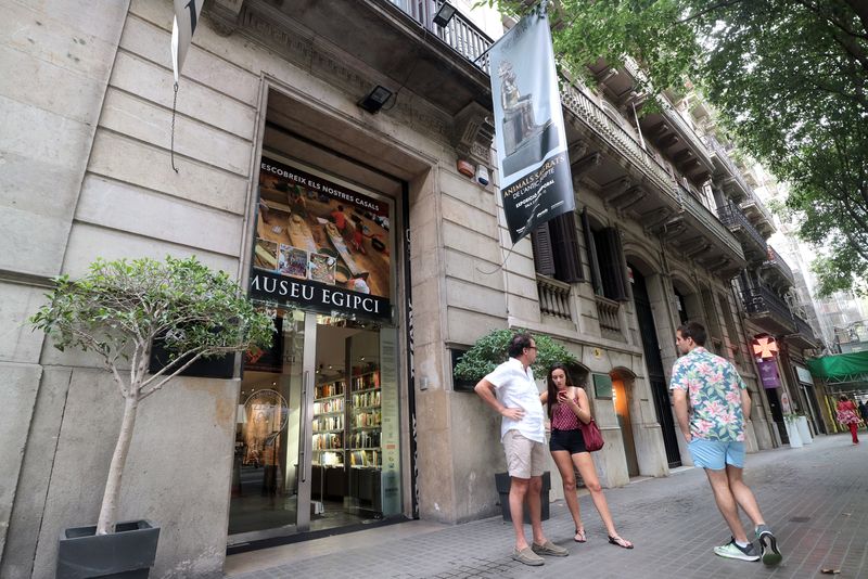 <div class='imageHoverDetail'>
             <p class='imageHoverTitle twoLineBreak'>Museu Egipci. Entrada</p>
             <p class='imageHoverAutor oneLineBreak'>Autor: Vicente Zambrano González</p>
             <button class='imageHoverBtn'>Mostra els detalls de la imatge <span class='sr-only'>Museu Egipci. Entrada</span></button>
             </div>