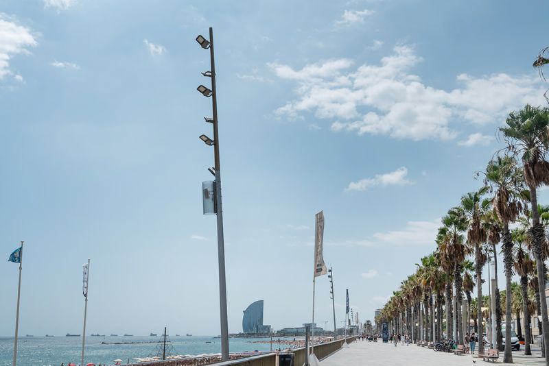 
             Instal·lació de caixes de 5G al passeig marítim amb l’hotel W Barcelona de fons
             Autor: Lucas Amillano
             Mostra els detalls de la imatge Instal·lació de caixes de 5G al passeig marítim amb l’hotel W Barcelona de fons
             