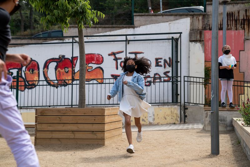 <div class='imageHoverDetail'>
             <p class='imageHoverTitle twoLineBreak'>Una nena corre pel pati de l'escola a prop d'unes jardineres</p>
             <p class='imageHoverAutor oneLineBreak'>Autor: Mariona Gil</p>
             <button class='imageHoverBtn'>Mostra els detalls de la imatge <span class='sr-only'>Una nena corre pel pati de l'escola a prop d'unes jardineres</span></button>
             </div>