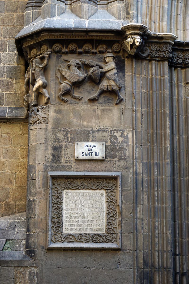 <div class='imageHoverDetail'>
             <p class='imageHoverTitle twoLineBreak'>Portal de Sant Iu. Brancals i relleus</p>
             <p class='imageHoverAutor oneLineBreak'>Autor: Vicente Zambrano González</p>
             <button class='imageHoverBtn'>Mostra els detalls de la imatge <span class='sr-only'>Portal de Sant Iu. Brancals i relleus</span></button>
             </div>