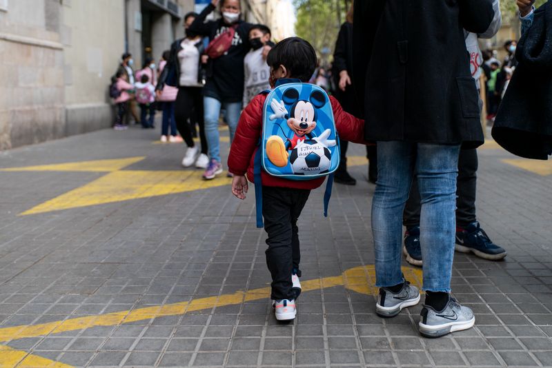 <div class='imageHoverDetail'>
             <p class='imageHoverTitle twoLineBreak'>Un infant amb motxilla camina agafat de la mà d’un familiar per la vorera pac...</p>
             <p class='imageHoverAutor oneLineBreak'>Autor: Martí Petit</p>
             <button class='imageHoverBtn'>Mostra els detalls de la imatge <span class='sr-only'>Un infant amb motxilla camina agafat de la mà d’un familiar per la vorera pac...</span></button>
             </div>