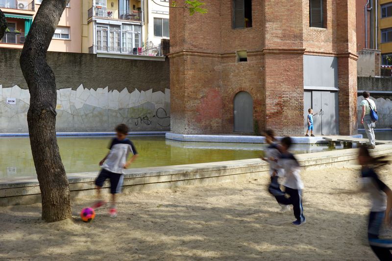 <div class='imageHoverDetail'>
             <p class='imageHoverTitle twoLineBreak'>Jardins de la Torre de les Aigües. Nens jugant</p>
             <p class='imageHoverAutor oneLineBreak'>Autor: Vicente Zambrano González</p>
             <button class='imageHoverBtn'>Mostra els detalls de la imatge <span class='sr-only'>Jardins de la Torre de les Aigües. Nens jugant</span></button>
             </div>