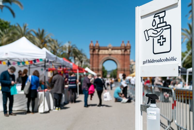 <div class='imageHoverDetail'>
             <p class='imageHoverTitle twoLineBreak'>Detall del cartell i del dispensador de gel hidroalcohòlic a l’accés al recin...</p>
             <p class='imageHoverAutor oneLineBreak'>Autor: Mònica Moreno</p>
             <button class='imageHoverBtn'>Mostra els detalls de la imatge <span class='sr-only'>Detall del cartell i del dispensador de gel hidroalcohòlic a l’accés al recin...</span></button>
             </div>