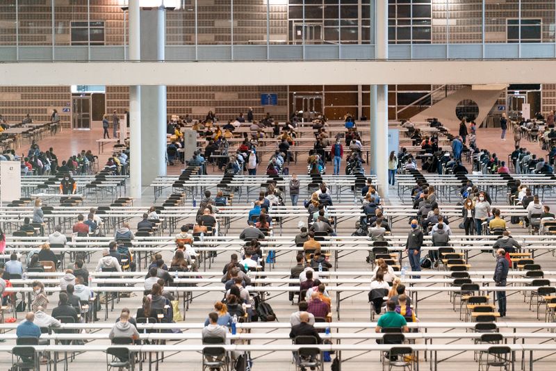 <div class='imageHoverDetail'>
             <p class='imageHoverTitle twoLineBreak'>Opositors asseguts fent l'examen d'entrada al cos de la Guàrdia Urbana</p>
             <p class='imageHoverAutor oneLineBreak'>Autor: Martí Petit</p>
             <button class='imageHoverBtn'>Mostra els detalls de la imatge <span class='sr-only'>Opositors asseguts fent l'examen d'entrada al cos de la Guàrdia Urbana</span></button>
             </div>