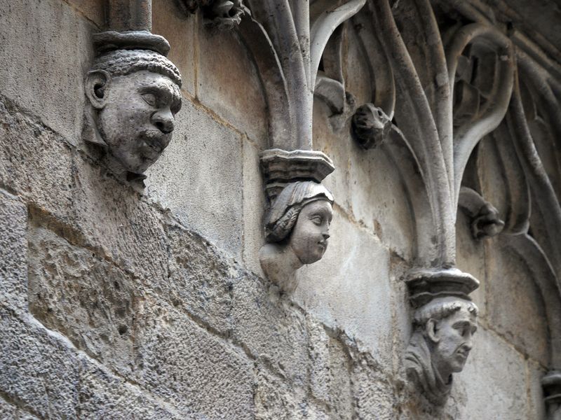 <div class='imageHoverDetail'>
             <p class='imageHoverTitle twoLineBreak'>Mènsula rostre home negre al Palau de la Generalitat. Façana gòtica del carre...</p>
             <p class='imageHoverAutor oneLineBreak'>Autor: Vicente Zambrano González</p>
             <button class='imageHoverBtn'>Mostra els detalls de la imatge <span class='sr-only'>Mènsula rostre home negre al Palau de la Generalitat. Façana gòtica del carre...</span></button>
             </div>