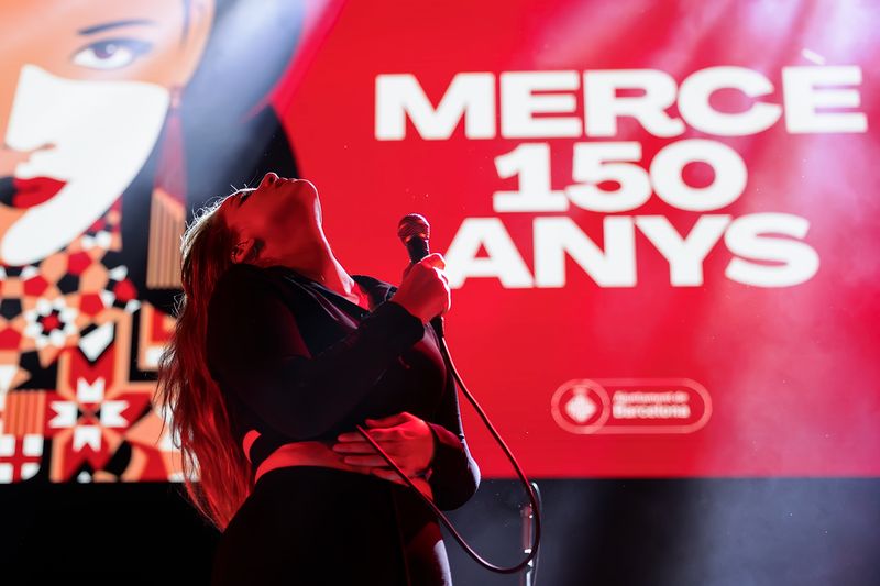 <div class='imageHoverDetail'>
             <p class='imageHoverTitle twoLineBreak'>Cantant del grup barceloní de post-punk Wind Atlas, dins del BAM a la plaça d...</p>
             <p class='imageHoverAutor oneLineBreak'>Autor: Christian Bertrand</p>
             <button class='imageHoverBtn'>Mostra els detalls de la imatge <span class='sr-only'>Cantant del grup barceloní de post-punk Wind Atlas, dins del BAM a la plaça d...</span></button>
             </div>