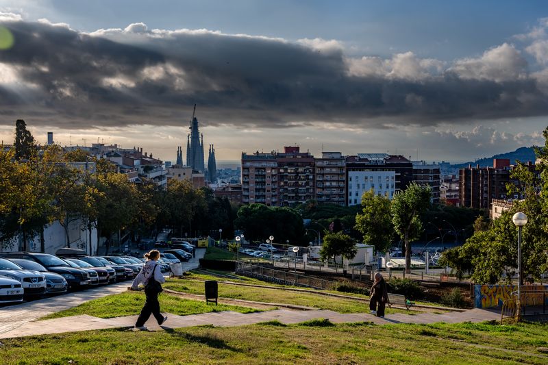 <div class='imageHoverDetail'>
             <p class='imageHoverTitle twoLineBreak'>Vistes de Barcelona des de l’institut-escola Joan Brossa on podem veure la Sa...</p>
             <p class='imageHoverAutor oneLineBreak'>Autor: Laura Guerrero</p>
             <button class='imageHoverBtn'>Mostra els detalls de la imatge <span class='sr-only'>Vistes de Barcelona des de l’institut-escola Joan Brossa on podem veure la Sa...</span></button>
             </div>