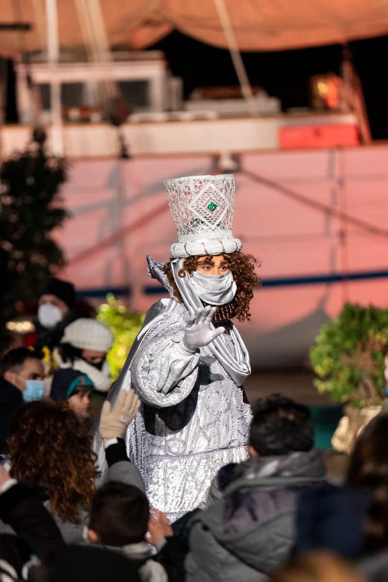 <div class='imageHoverDetail'>
             <p class='imageHoverTitle twoLineBreak'>El rei Gaspar saluda els infants i les seves famílies</p>
             <p class='imageHoverAutor oneLineBreak'>Autor: Mariona Gil</p>
             <button class='imageHoverBtn'>Mostra els detalls de la imatge <span class='sr-only'>El rei Gaspar saluda els infants i les seves famílies</span></button>
             </div>