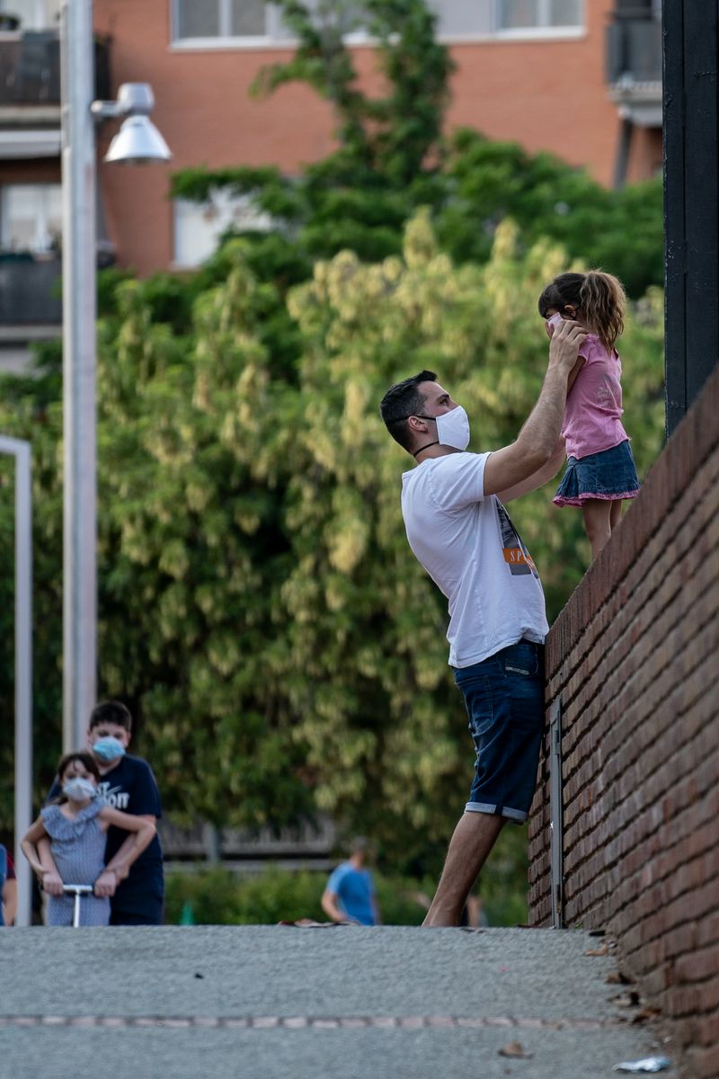 <div class='imageHoverDetail'>
             <p class='imageHoverTitle twoLineBreak'>Un pare col·loca la mascareta a la seva filla al parc de La Pegaso i uns nens...</p>
             <p class='imageHoverAutor oneLineBreak'>Autor: Laura Guerrero</p>
             <button class='imageHoverBtn'>Mostra els detalls de la imatge <span class='sr-only'>Un pare col·loca la mascareta a la seva filla al parc de La Pegaso i uns nens...</span></button>
             </div>